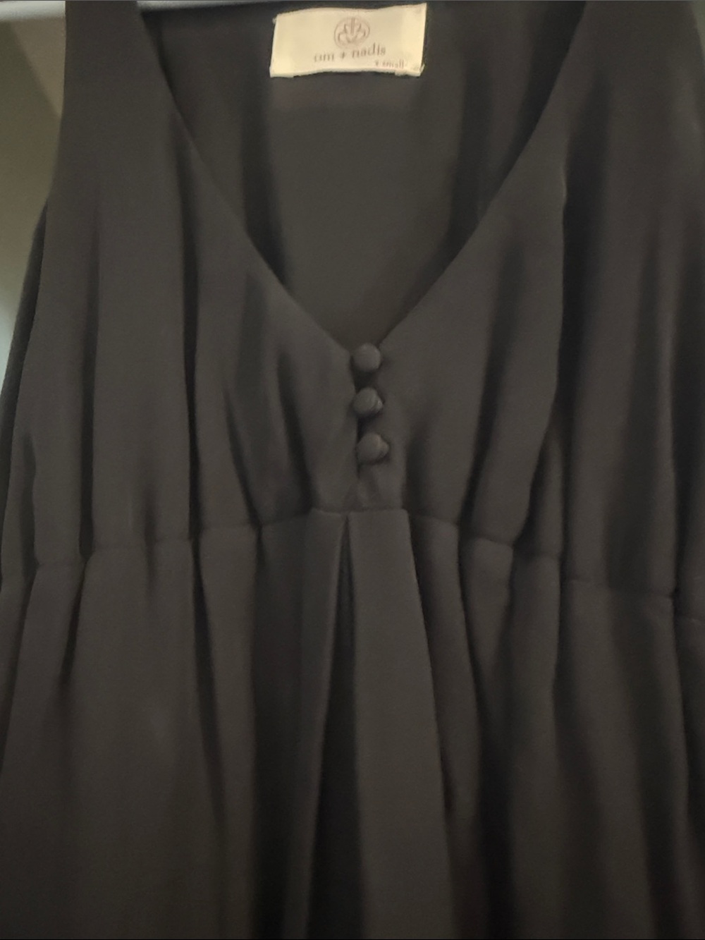 I’m -+ basis Black Sleeveless V-Neck Midi Scort - Casual Elegance - Picture 3 of 8